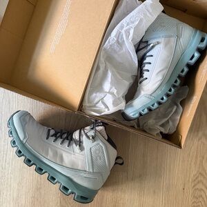 ON Cloudridge Hiking Boot Sneakers in Light In Glacier | Sea